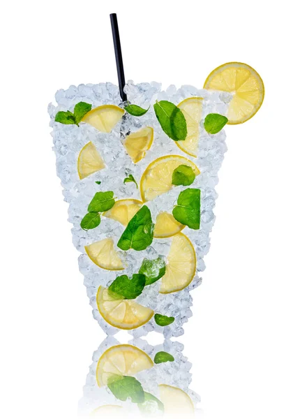 Крижаний лимонний коктейль з кубиками льоду на білому тлі — стокове фото