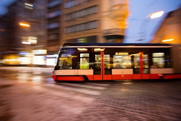 Modern spårvagn i rörelse oskärpa, Prague city, Europa — Stockfoto