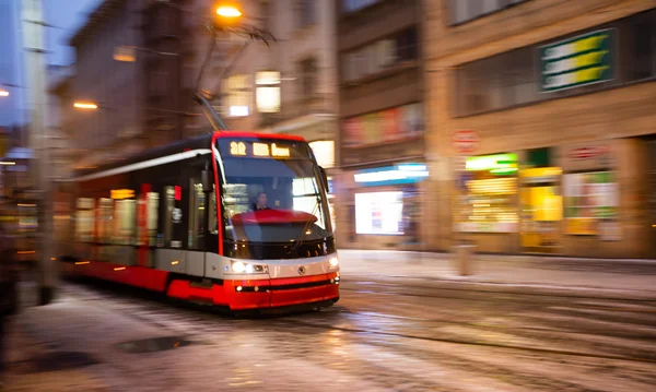 Moderní tramvaj v pohybu rozostření, město Praha, Evropa — Stock fotografie