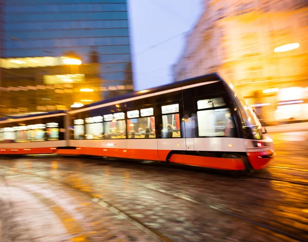 Nowoczesny tramwaj w ruchu rozmycie, Praga miasto, Europa — Zdjęcie stockowe