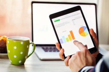 İşadamı holding tablet açık uygulamaları ile