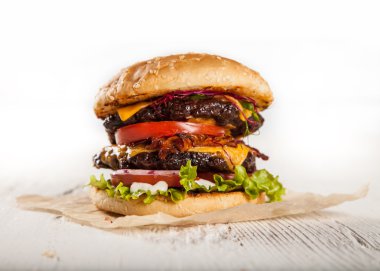 Marul ve peynirli ev yapımı hamburger.