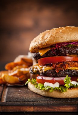 Marul ve peynirli ev yapımı hamburger.