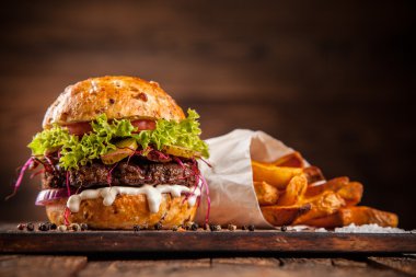 Marul ve peynirli ev yapımı hamburger.