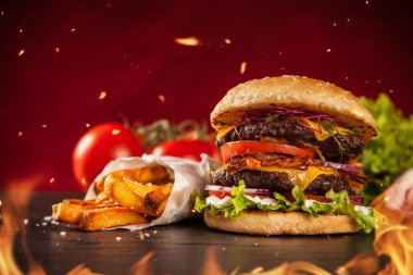 Marul ve peynirli ev yapımı hamburger.