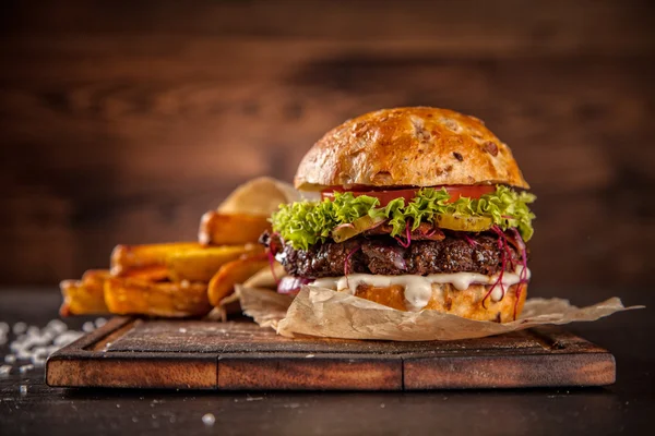 Hemlagad hamburgare med sallad och ost — Stockfoto