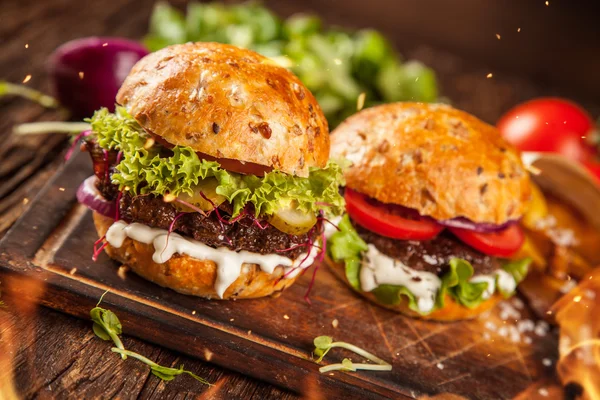 Домашні гамбургери з салатом і сиром — стокове фото