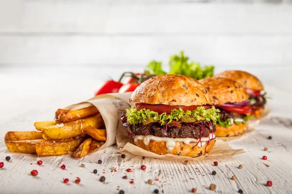 Hausgemachter Hamburger mit Salat und Käse — Stockfoto