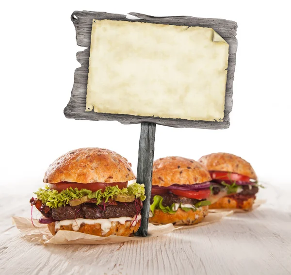 Hemlagad hamburgare med Tom blackboard — Stockfoto