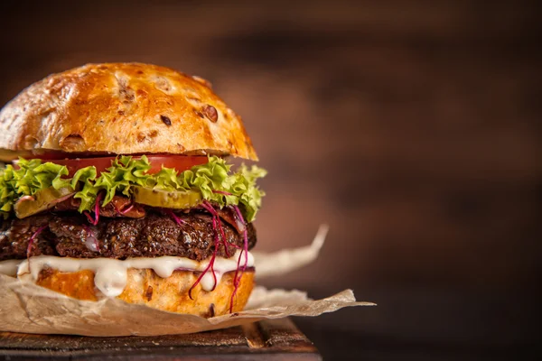 Marul ve peynirli ev yapımı hamburger. — Stok fotoğraf