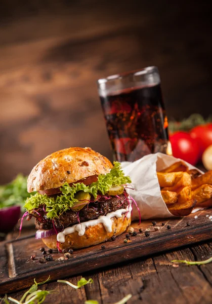 Zelfgemaakte hamburger met sla en kaas — Stockfoto
