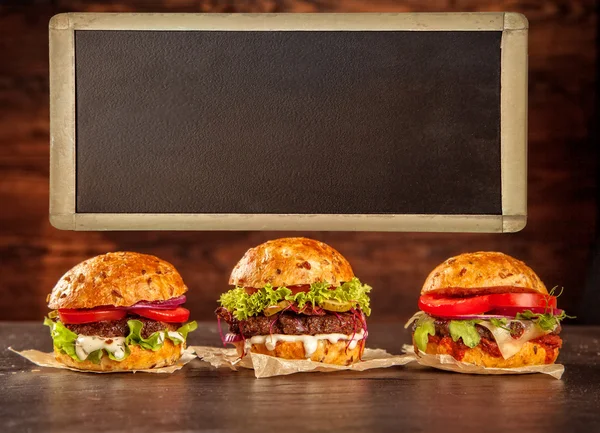 Hausgemachte Hamburger mit leerer Tafel — Stockfoto