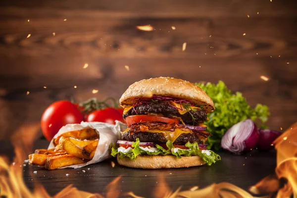 Hemlagad hamburgare med sallad och ost — Stockfoto