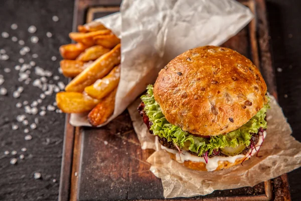 Hamburguesa casera con lechuga y queso —  Fotos de Stock