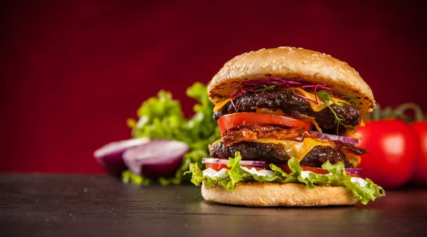 Marul ve peynirli ev yapımı hamburger. — Stok fotoğraf