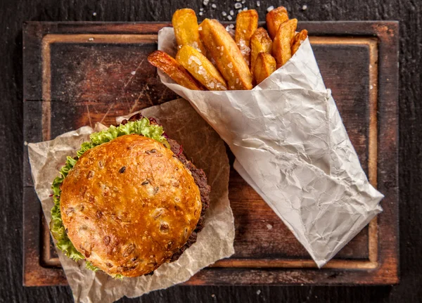 Zelfgemaakte hamburger met sla en kaas — Stockfoto