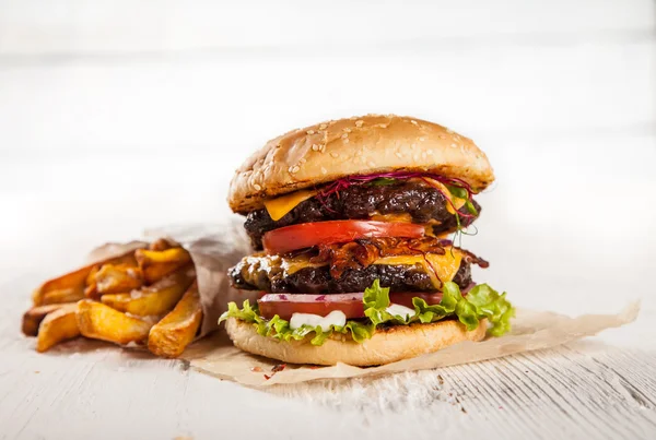 Hamburguesa casera con lechuga y queso —  Fotos de Stock