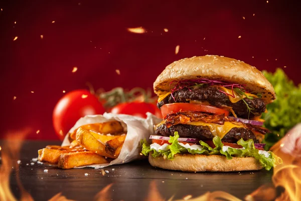 Home made hamburger with lettuce and cheese — Stock Photo, Image