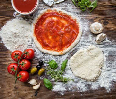 Pizza hamur rustik ahşap tablo