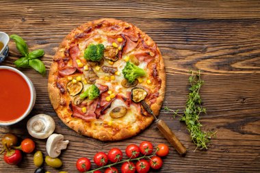lezzetli İtalyan pizza tahta masada görev yaptı.