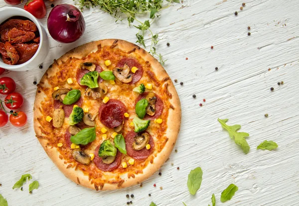 Délicieuse pizza italienne servie sur table en bois — Photo