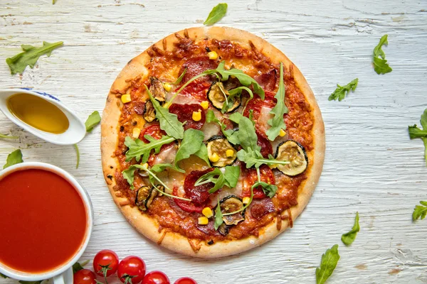 lezzetli İtalyan pizza tahta masada görev yaptı.