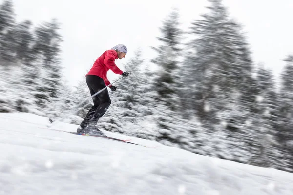 Esqui cross-country em movimento desfocado — Fotografia de Stock
