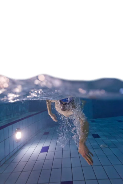 Jeune homme nageant dans la piscine, espace libre pour le texte — Photo