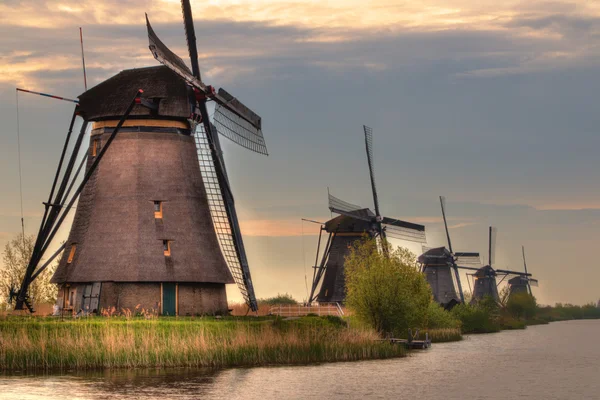 Ανεμόμυλοι και νερό κανάλι σε Kinderdijk, Ολλανδία — Φωτογραφία Αρχείου