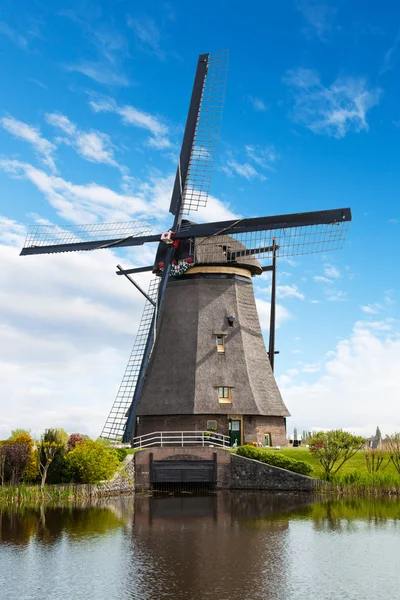 Molino de viento y canal de agua en Kinderdijk, Países Bajos —  Fotos de Stock