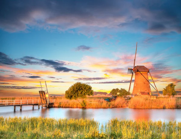 Yel değirmenleri ve su kanalı doğal, Hollanda — Stok fotoğraf