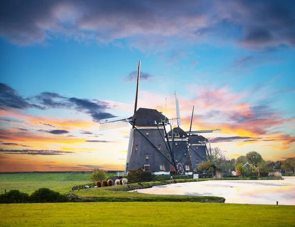 Вітряні млини і воду каналу, Нідерланди — стокове фото