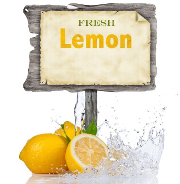 Su sıçrama beyaz üzerine taze limon