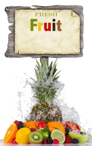 Świeże owoce w plusk wody i deska — Zdjęcie stockowe