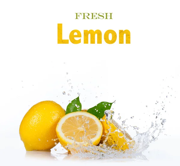 Limone fresco in spruzzata d'acqua su bianco — Foto Stock