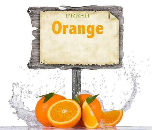 Świeżych pomarańczy w plusk wody na białej — Zdjęcie stockowe
