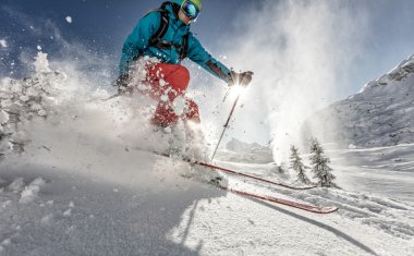 Yokuş aşağı çalışan adam freerideer