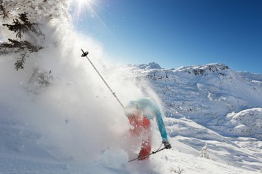 Yokuş aşağı çalışan adam freerideer