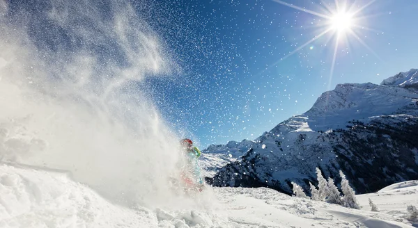 Homme freerideer courir en descente — Photo