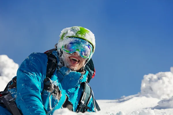 Portret van skiër tijdens zonnige dag. — Stockfoto