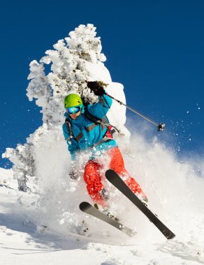 Yokuş aşağı çalışan adam freerideer