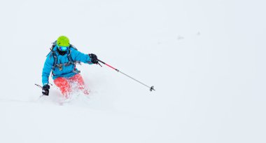 Yokuş aşağı çalışan adam freerideer