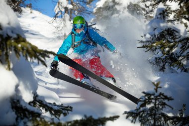 Yokuş aşağı ormanda çalışan adam freerideer