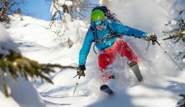 Yokuş aşağı ormanda çalışan adam freerideer