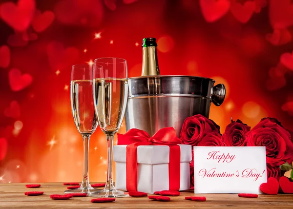 情人节礼物静物香槟与玫瑰 — 图库照片