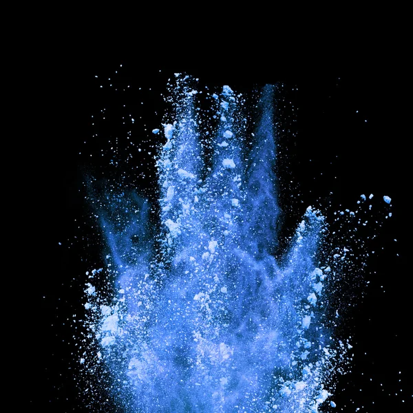 Explosion von blauem Pulver auf schwarzem Hintergrund — Stockfoto