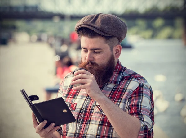 Człowiek młody hipster czytanie książek elektronicznych — Zdjęcie stockowe