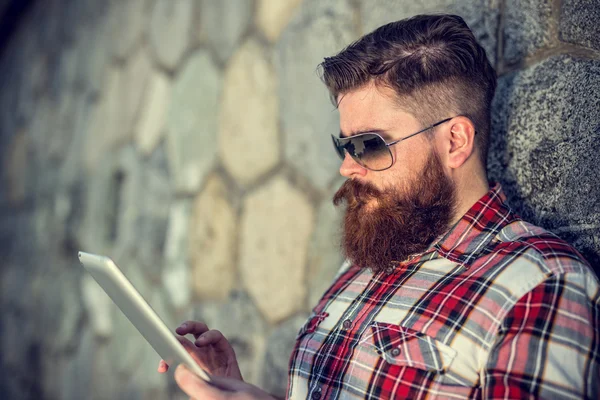Jeune homme hipster utilisant une tablette — Photo