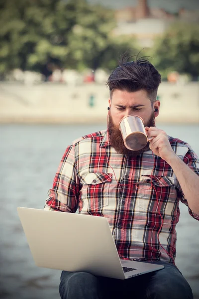 Hipster młody człowiek korzysta z laptopa — Zdjęcie stockowe