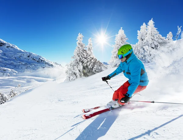 Skifahrer fährt abwärts — Stockfoto